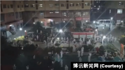 富士康在河南鄭州的蘋果代工廠工人因新冠病毒疫情逃出被封的廠區。（2022年10月29日）
