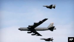 資料照：美國空軍B-52轟炸機飛躍南韓上空。（2016年1月10日）