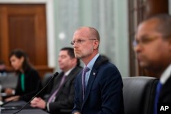 資料照：美國聯邦通訊委員會委員布倫丹·卡爾（Brendan Carr）出席國會的一個聽證會。（2020年6月24日）