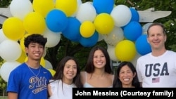 ຄອ​ບ​ຄົວ​ທ່ານ​ຈອນ ແລະ​ຍາ​ນາງ​ລີ ສະມັຍຍະວົງ ແມັສ​ຊີ​ນາ, ນາງແອນເຈີລີນາ ສະມັຍຍະວົງ ຢູ່ກາງ.