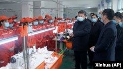 資料照：中共領導人習近平戴著口罩視察陝西安康一家工廠的生產線。 （2020年4月21日）