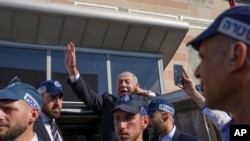 以色列前总理内塔尼亚胡在选举中向支持者招手（2022年11月1日）