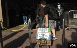 有示威者拖著寫上標語的手拉車，在上水港鐵站抗議水貨客影響秩序