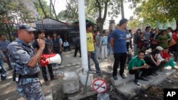 2015年5月12日警察用擴音器指揮市民進入到安全地區