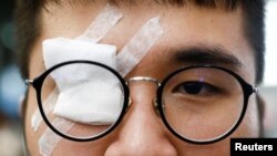 一名香港反送中抗議者帶著眼罩，抗議警察8月12日在香港機場打傷一名示威者的眼睛。