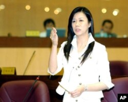桃園縣議員萬美玲在會議上