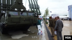 2015年夏季在莫斯科郊外舉辦的武器展覽上，外國軍事代表團在觀看俄製防空導彈系統。