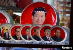 2018年3月1日，北京天安門廣場旁邊的一家商店出售的中國領導人紀念盤，畫面上有三個盤子上有習近平肖像，還有毛澤東、鄧小平、江澤民、胡錦濤紀念盤各一個。新書《一個時代的結束》的作者認為，鄧小平將中國帶出毛時代的數十年改革進程結束了，他擔心習近平會回到毛澤東時代的專制老路。