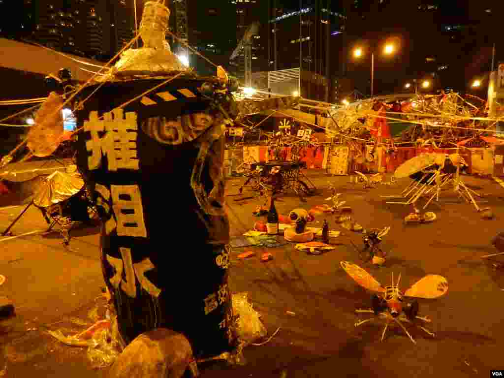 金鐘佔領區內的大型催淚水濟裝置藝術 