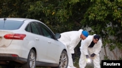 加拿大2022年9月4日发生多年来最致命的一宗杀人案件后警方在现场调查。（路透社）