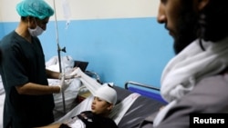 俄羅斯駐阿富汗大使館入口附近發生自殺炸彈爆炸後，一名阿富汗人在喀布爾的一家醫院接受治療。(2022年9月5日)