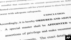 美國聯邦法官批准了前總統特朗普的請求，任命一名獨立的特別主事官，審閱從海湖莊園查獲的文件。照片顯示法院批准令中的一頁。（美聯社2022年9月5日）