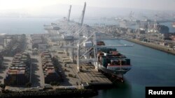 停泊在加州長灘的貨櫃船資料照。