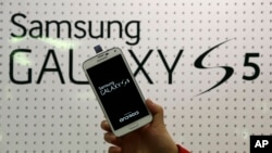 2014年3月27日三星员工展示的Galaxy智能手机