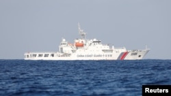 中國一艘海監船2017年4月5日在斯卡伯勒淺灘(Scarborough Shoal 中國稱黃岩島)附近的爭議水域巡邏。