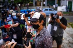 網絡上建立的Archipiélago組織的領導人尤尼奧爾·加西亞·阿奎萊拉（Yunior Garcia Aguilera）2011年10月21日在古巴哈瓦那檢察官辦公室外對記者講話。