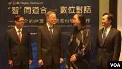美國在台協會處長酈英傑（左二）和台灣數位政務委員唐鳳（左三）在台北提升美台安全關係的數位對話會上交談。（2019年11月7日美國之音齊勇明拍攝）