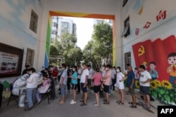 中国河南省郑州市居民排队接受新冠核酸检测。（2021年7月31日）