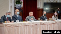 台灣積體電路製造公司創辦人張忠謀(左3）2022年11月21日在台灣總統府記者會上說明代表蔡英文總統參加亞太經濟合作組織經濟領袖會議成果。（圖片來源：台灣總統府）