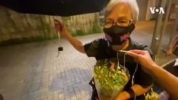 香港社運人士王婆婆出獄後獻花悼念英女王
