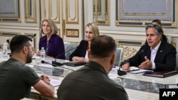 2022年9月8日，美国国务卿布林肯(右)在基辅会见乌克兰总统泽连斯基(左)。