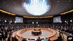 资料照片：2022年3月4日，北约部长们在布鲁塞尔北约总部举行的北约外长特别会议上出席北大西洋理事会。（美联社照片）