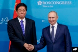 俄羅斯總統普京在俄羅斯遠東符拉迪沃斯托克東方經濟論壇會議期間會見中共中央政治局委員、中國全國人大常委會委員長栗戰書。（2022年9月7日）