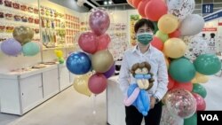 台灣參展商大倫汽球公司銷售代表王莉霜表示，香港的”0+3”入境防疫措施相當複雜，如果她是買家會被嚇跑。（美國之音/湯惠芸）
