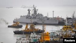 印度一艘潛艇停靠在孟買的一個港口。（資料圖片）