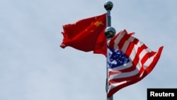 美中兩國國旗。