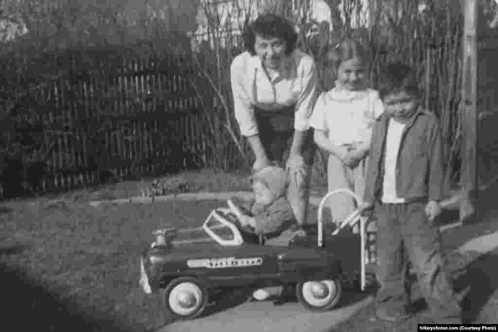 希拉里的父亲是二战军人， 退伍后从事布料的设计、印染和销售。希拉里和母亲和两个弟弟努力帮助父亲做生意