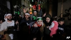 ນາງ Aseel al-Titi ທີ່​ໃສ່​ຜ້າ​ໝັດ​ຫົວ​ສີ​ຂຽວ​ກຸ່ມ​ຮາ​ມາ​ສ ​ອະ​ດີດ​ນັກ​ໂທດ ທີ່​ຖືກ​ປ່ອຍ​ໂດຍ​ເຈົ້າ​ໜ້າ​ທີ່​ອິ​ສ​ຣາ​ແອ​ລນັ້ນ ໄດ້​ຖືກ​ຕ້ອນ​ຮັບ​ໂດຍ​ໝູ່​ເພື່ອນ ແລະ​ຄອບ​ຄົວ​ທີ່ Balata ​ໃນ​ສູນ​ອົບ​ພະ​ຍົບປາ​ແລັ​ສ​ໄຕ​ນ໌ ຢູ່ Nablus ​ເຂດ​ເວັ​ທ​ແບັງ ເມື່ອວັນ​ທີ 24 ພະ​ຈິກ 2023. 