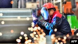 中国山东省青州市一家工厂的工人在做工。（2023年11月30日）