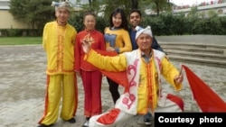 于淼淼(後排右二)和席瓦吉·達斯(後排右一)2013年在陝西延安跟當地的民間舞者合影(達斯夫婦提供)