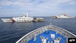 中国海警船在有争议的南中国海域拦截菲律宾海岸警卫队船只。(2023年8月22日)