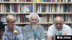 《民间电台》创办人曾健成（右）与嘉宾主持。（记者高锋摄）