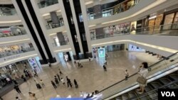 香港島賺物熱點銅鑼灣時代廣場9月15日下午，港府舉行”香港夜繽紛”啟動禮之後，仍然相當冷清。（美國之音/湯惠芸）