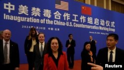 美國白宮禁毒代表團團長、總統副助理兼國土安全部副顧問珍·達斯卡爾（Jen Daskal 中）在北京釣魚台國賓館出席「中美禁毒合作工作組啟動儀式」。（2024年1月30日）