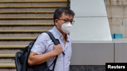 香港國安警察詢問了郭榮鏗的兄長郭榮臻（Michael Kwok），路透社目擊者看到一名據信是郭榮臻的男子離開警察局。