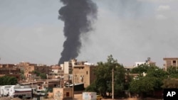 苏丹激战继续，黑烟从喀土穆升起。（2023年6月8日）