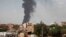 苏丹激战继续，黑烟从喀土穆升起。（2023年6月8日）