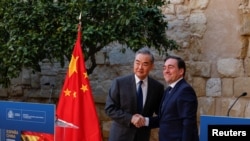2024 年 2 月 18 日，西班牙外相何塞·曼努埃尔·阿尔瓦雷斯（右）和中国外交部长王毅在西班牙科尔多瓦阿尔卡萨要塞会晤后举行的新闻发布会上握手。