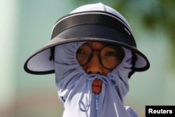 北京街頭一名身穿防曬服的行人。（2023年6月30日）