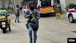 香港壹傳媒創辦人黎智英國安案2月26日踏入第32日審訊，多名全副武裝、荷槍實彈的反恐特勤隊警員在西九龍裁判法院外戒備。(美國之音/湯惠芸)