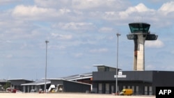 ໃນ​ພາບ​ວັນ​ທີ 1 ສິງ​ຫາ 2016 ນີ້​ສະ​ແດງ​ໃຫ້​ເຫັນ​ສະ​ໜາມ​ບິນ ວາ​ທ​ຣີ ປາ​ຣີ, ໃກ້​ກັບ​ເມືອງ ວາ​ທ​ຣີ, ຝ​ຣັ່ງ.