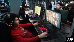 北京一家網吧年輕人正在玩電遊。 （2024年1月26日）