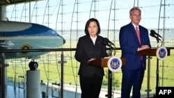 美國國會眾議院議長凱文·麥卡錫（右）與台灣總統蔡英文在閉門會談後發表公開講話。 （2023年4月5日）
