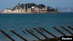 在台灣金門島越過台灣烈嶼島遙望中國廈門市。（2024年2月21日）