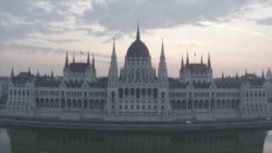 ເຊີນຮັບຊົມ ລາຍງານ ກ່ຽວກັບ ນາຍົກລັດຖະມົນຕີຮັງກາຣີ ຜູ້ທີ່ຖືກໂດດດ່ຽວໃນຢູໂຣບ ຫວັງໃຫ້ທ່ານທຣຳ ກັບຄືນມາ