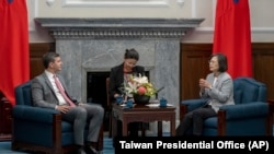 台灣總統蔡英文與台灣邦交國巴拉圭總統當選人潘尼亞（Santiago Pena）在台北總統府舉行會談。 （2023年7月12日）